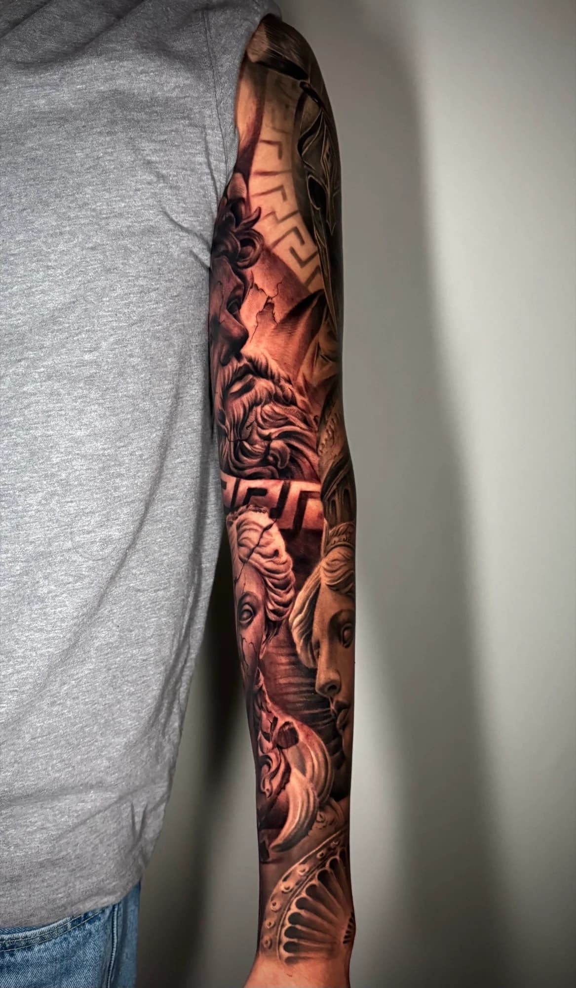 Black and grey tattoo: side view of the classical sleeve and its architectural details.